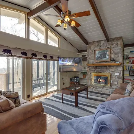 Bear View Chalet, 3 Bedroom, Pool, Pets, Arcades, Wifi, Hot Tub, Sleeps 12